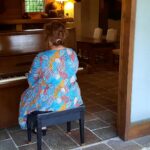 signora che suona al pianoforte