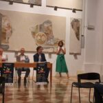 presentatrice che parla al telefono