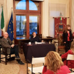 persona che suona durante la presentazione del libro