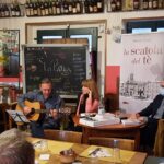 persona che suona la chitarra