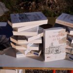 banchetto con libri e lanterna