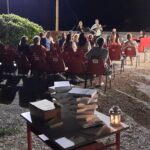 pubblico su sedie rosse