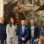 foto di gruppo davanti ad affresco