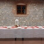 tavola e muro di sassi